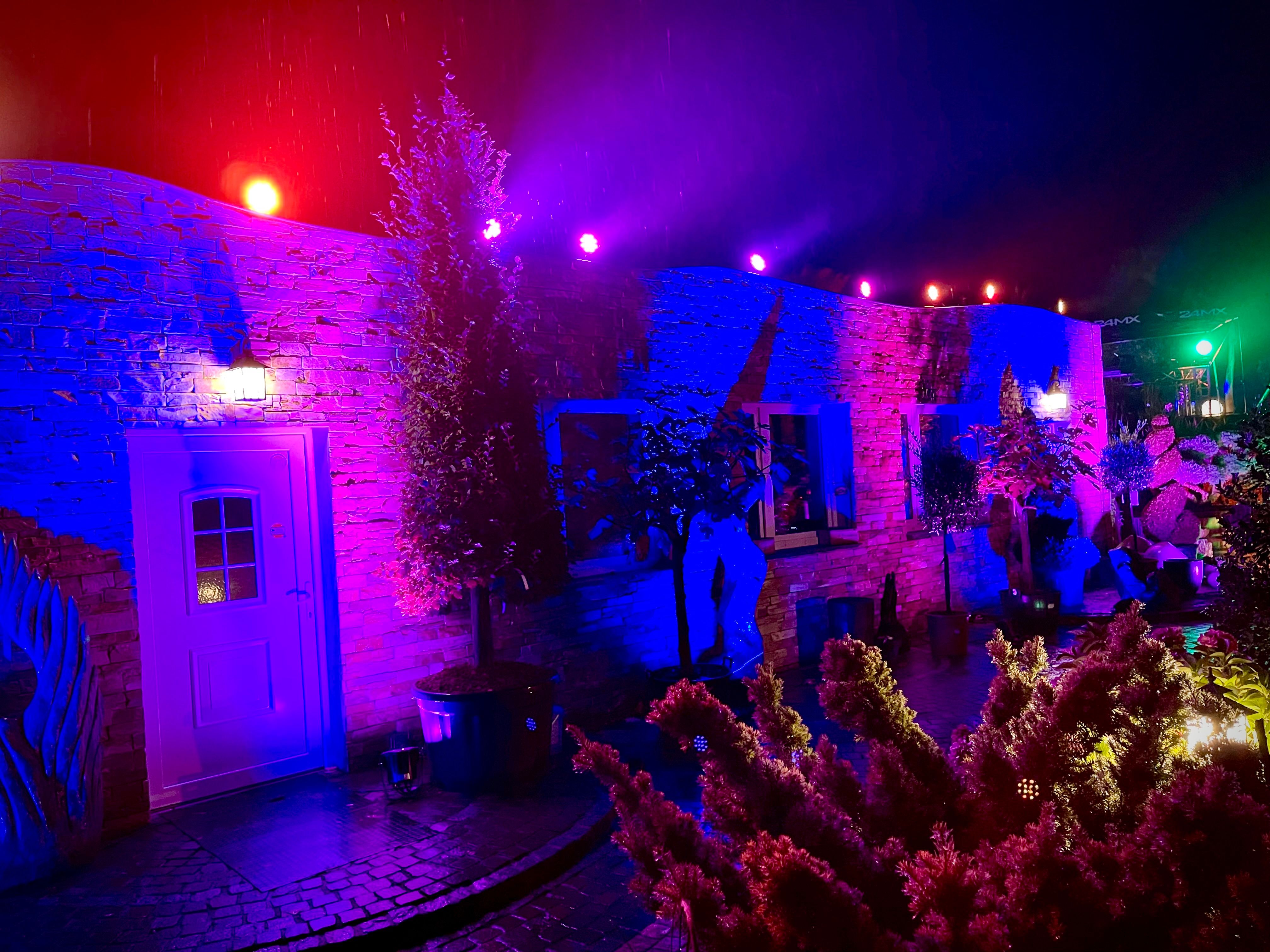 Innenhof mit farbiger Beleuchtung und Band