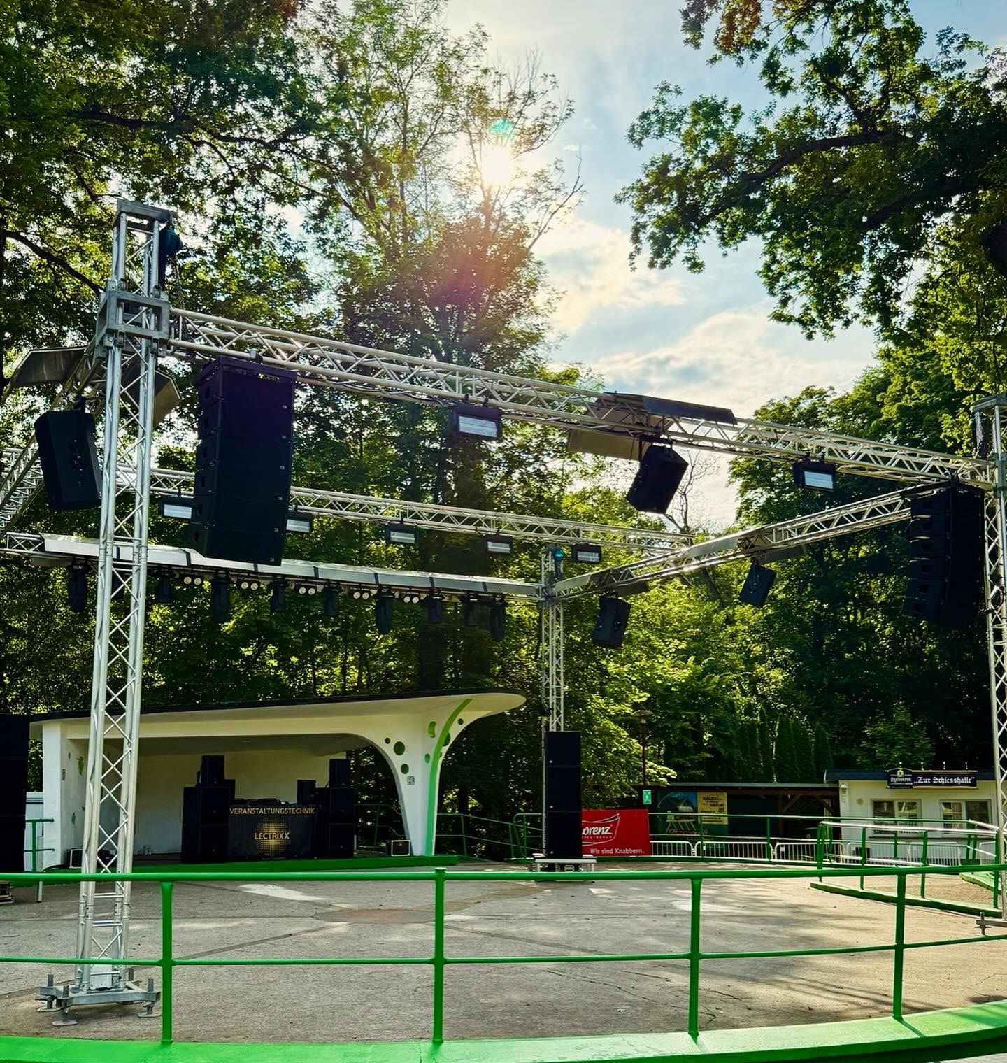 Freilichtbühne im Park von Kreba-Neudorf mit Traversen-Dach, Lautsprechern und Scheinwerfern bei Sonnenschein